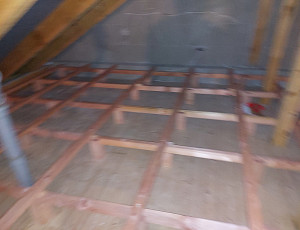 Zateplení stropu rodinného domu pomocí foukané izolace